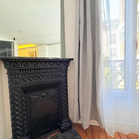 Daire Golden Triangle Ac By Melvane Paris