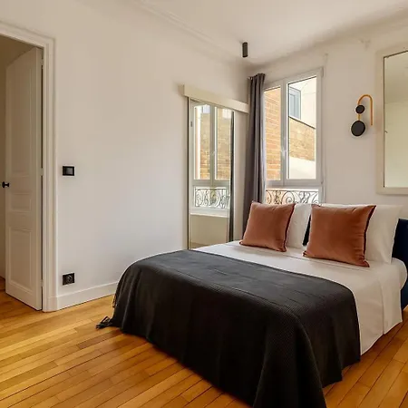 Signature Champs Elysees Ac By Melvane * Paris