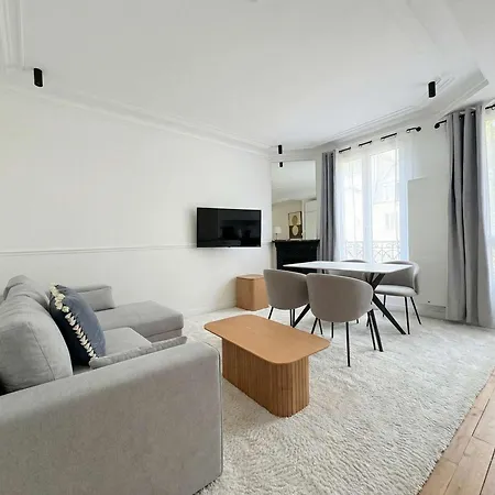 Golden Triangle Ac By Melvane * Párizs