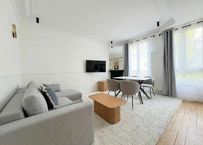 Golden Triangle Ac By Melvane * Paryż